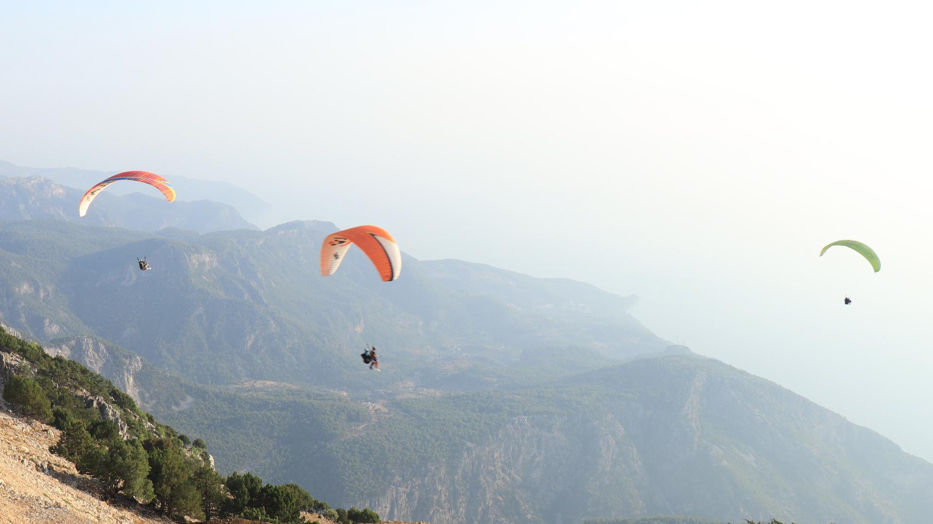 土耳其滑翔伞运动实拍视频视频的预览图