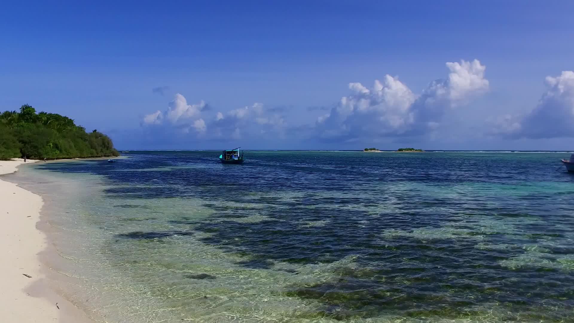 近波白沙背景透明水热带旅游海滩旅游特写视频的预览图