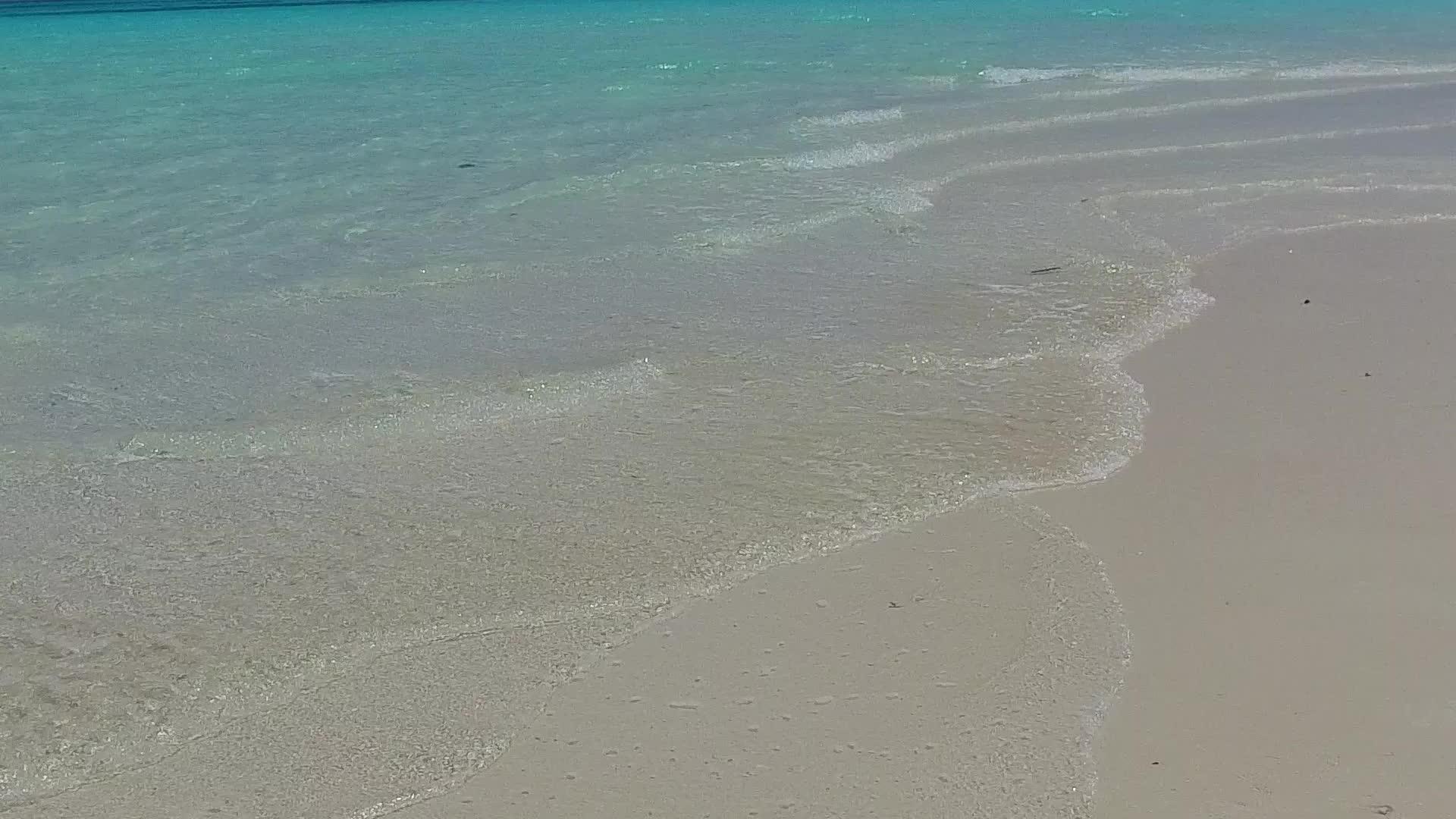 通过透明的海洋和海滩附近干净的沙滩背景完美的海岸海滩海滩背景视频的预览图