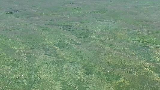 蓝色的绿色海洋和白色的海滩背景靠近珊瑚礁的夏季喜剧海湾海湾视频的预览图