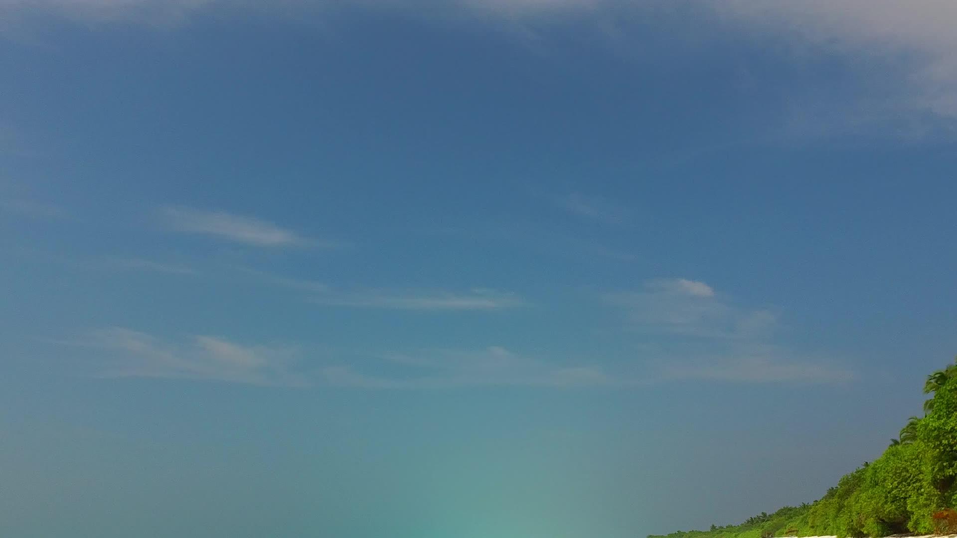 在沙洲附近有明亮的沙色背景的蓝色海洋中感受异国情调的海景视频的预览图