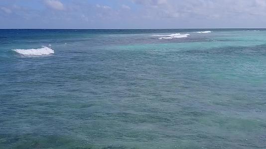 宁静的海岸线海滩空荡荡的天空被蓝色的水打破了沙洲附近有白色视频的预览图