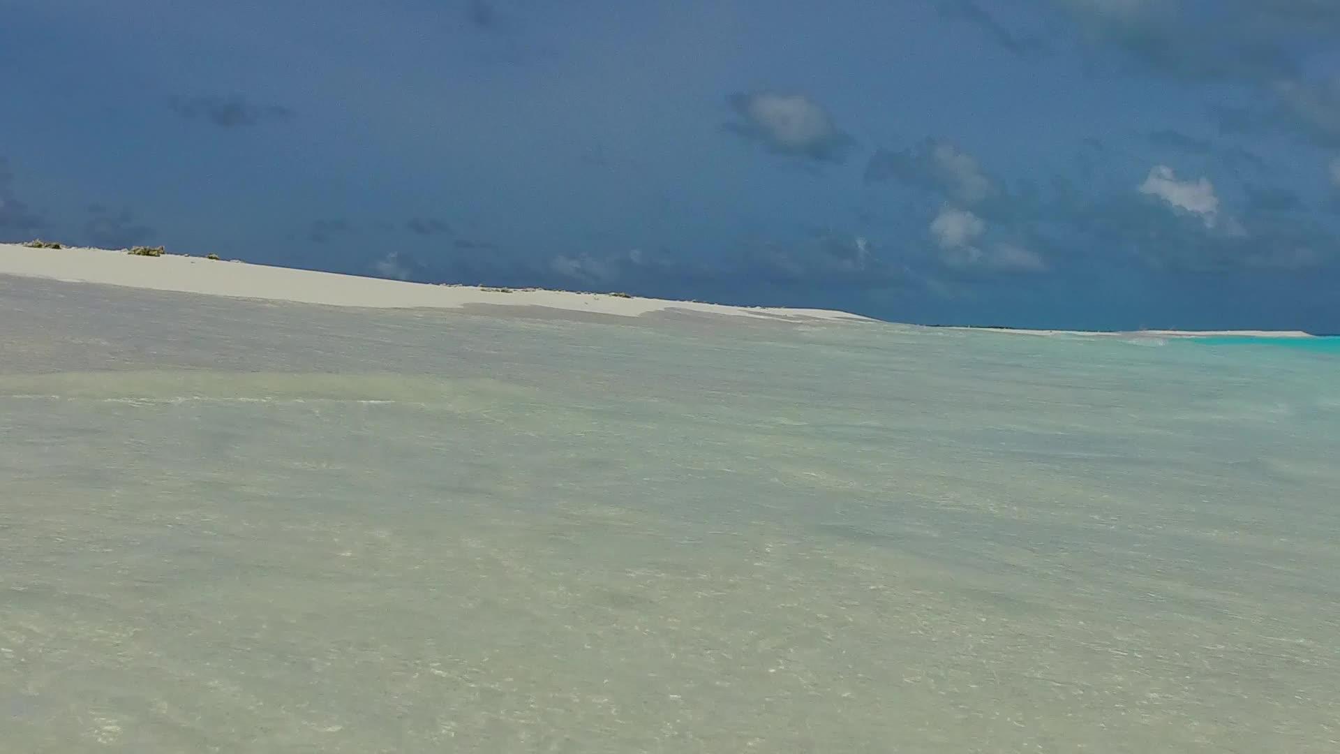 休息度假胜地海滩休息空全景蓝水和白沙背景接近视频的预览图