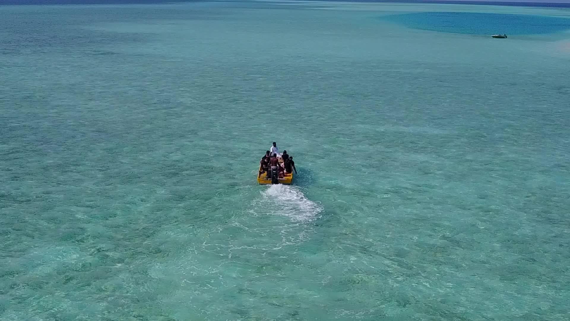 度假村附近有一个白色的海滩背景蓝绿色的泻湖美丽的岛屿海滩视频的预览图