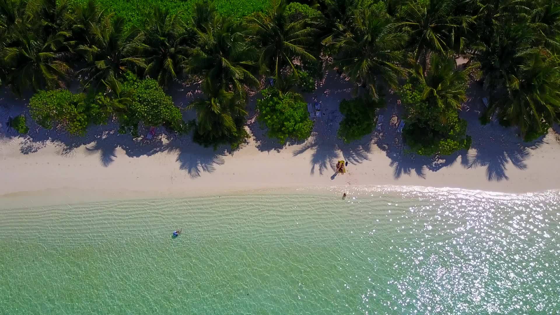 热带岛屿海滩度假温暖的海景蓝绿水沙洲附近有干净的沙子视频的预览图