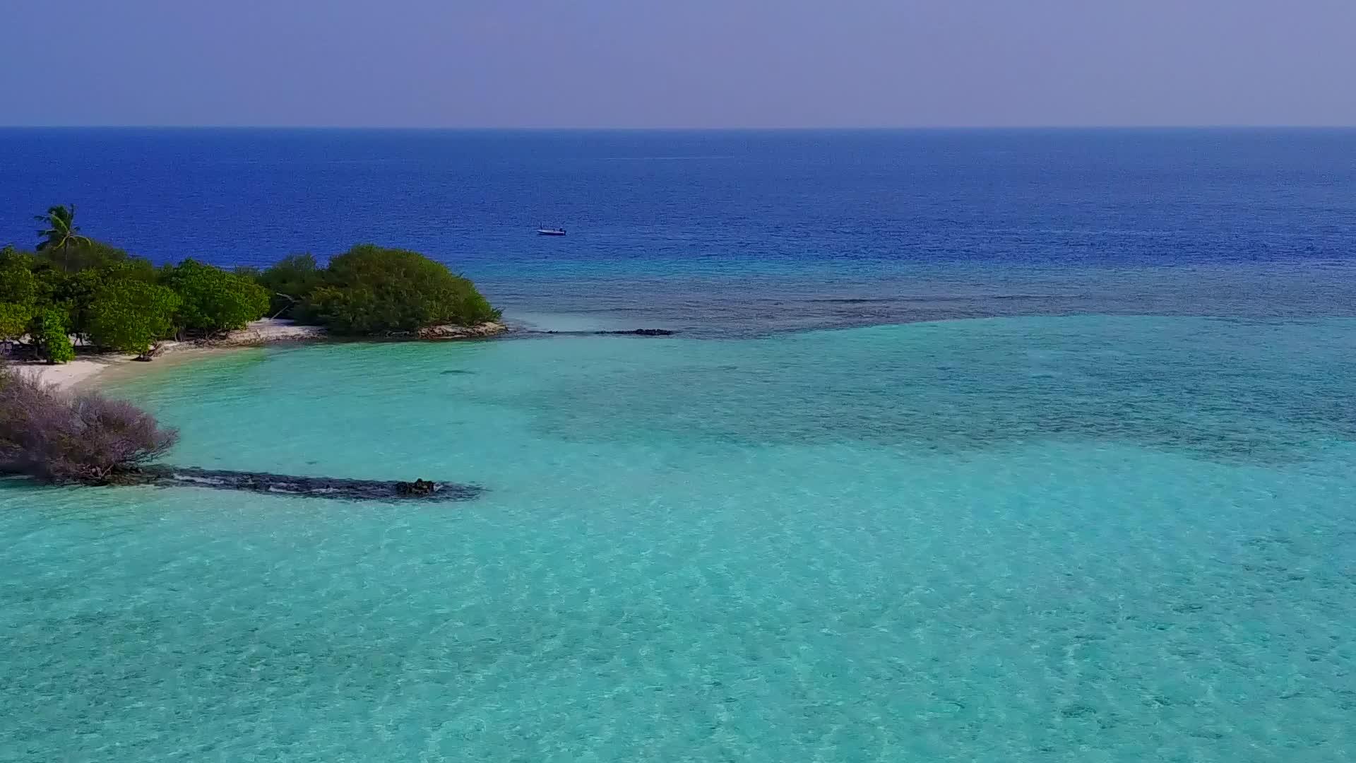 以水、蓝水、白沙为背景放松旅游海滩之旅的宽角性质视频的预览图