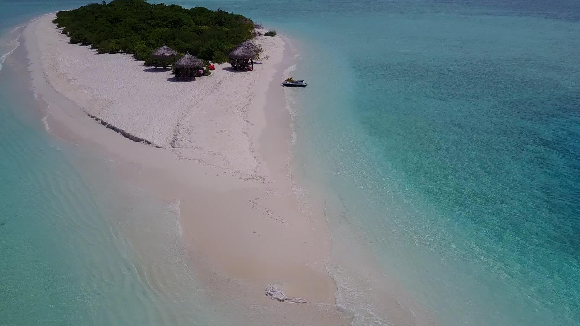蓝绿色环礁日出后蓝绿色环礁呈白色沙色背景视频的预览图