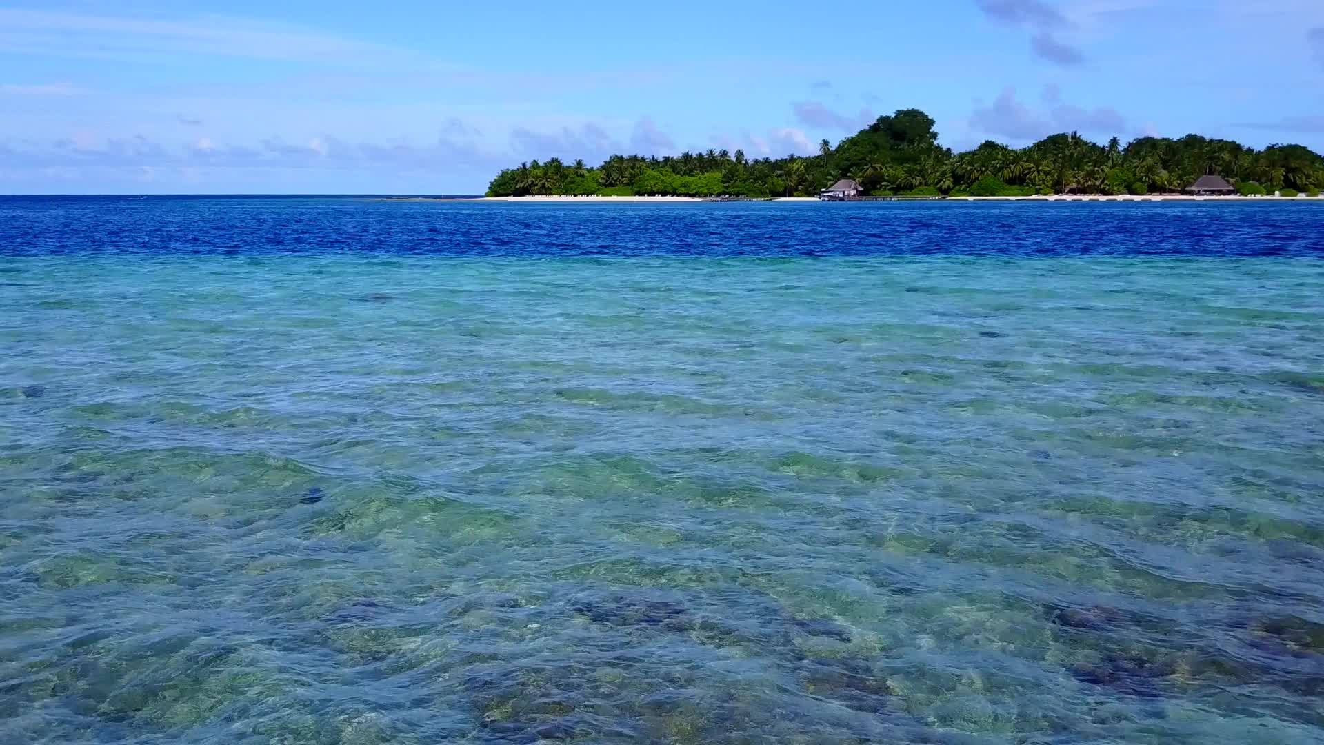 美丽的泻湖海滩在水蓝色的泻湖和白色的海滩附近航行视频的预览图