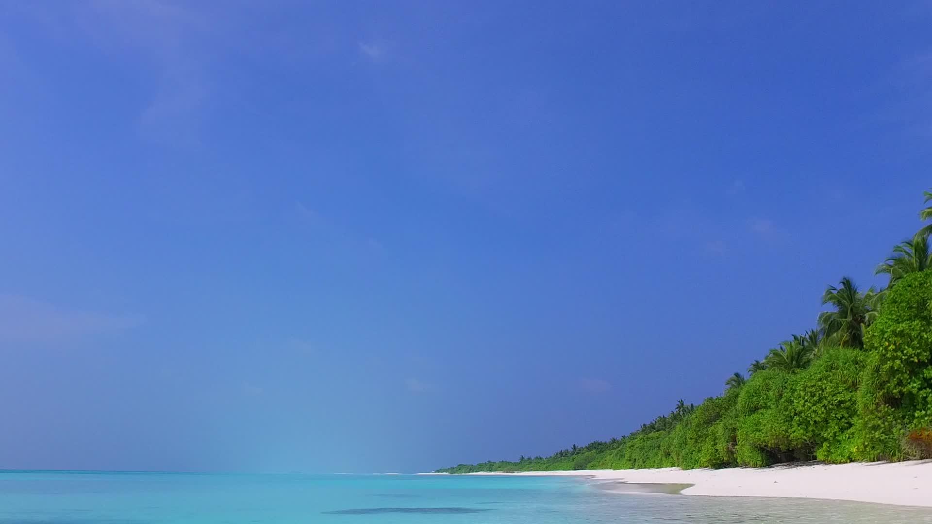 环礁湖周围阳光明媚的海滩度假抽象片段由蓝海和阳光下的白沙组成视频的预览图