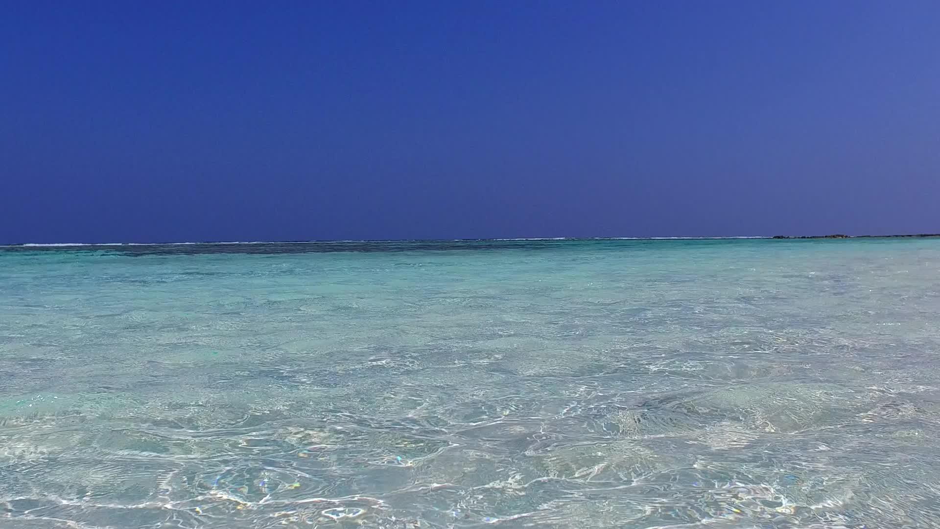 蓝色海洋田园诗般的海滩冒险浪漫质感沙洲附近有干净的沙洲视频的预览图