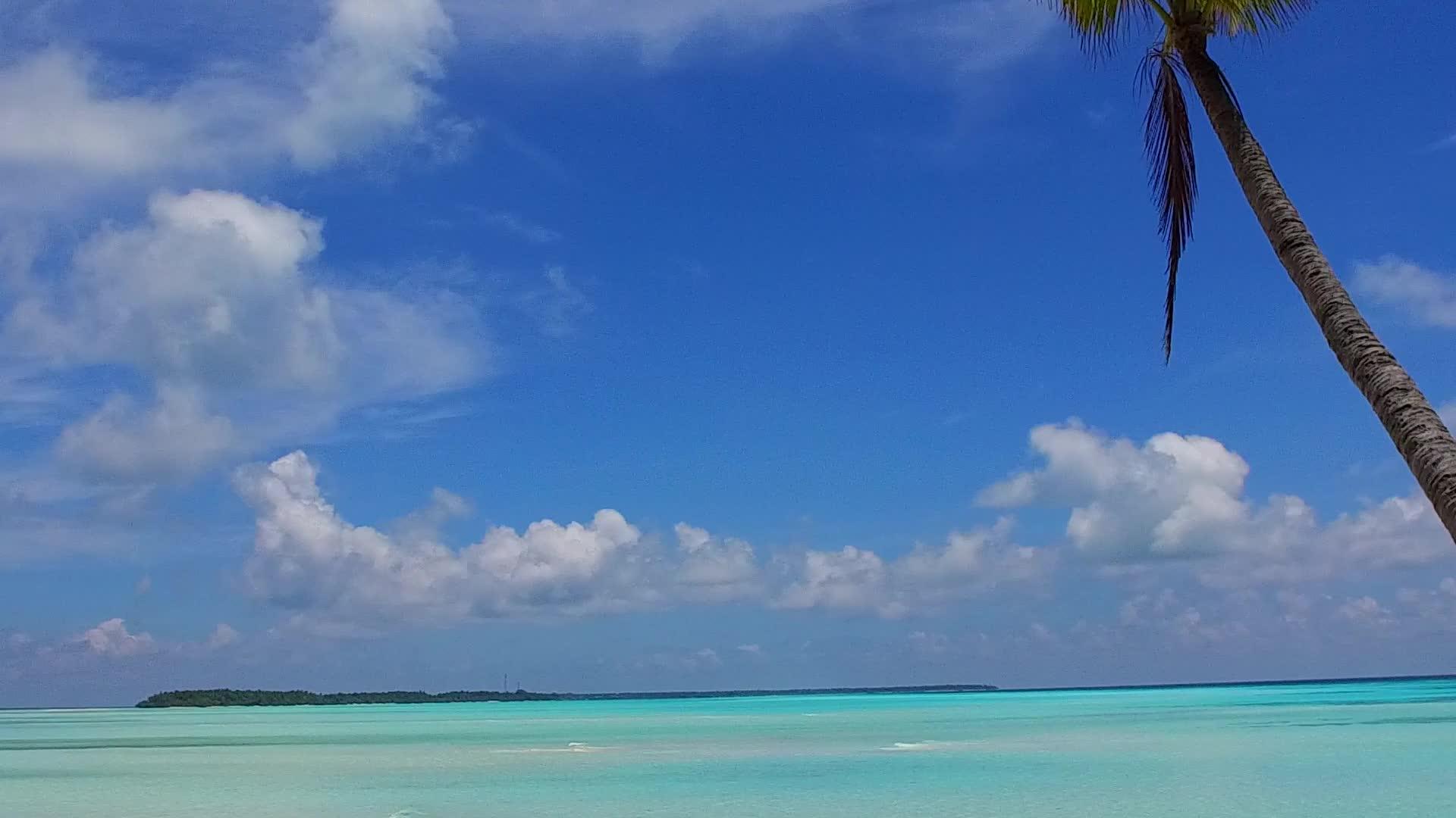 打破海洋岛屿海滩的夏季抽象蓝水和阳光下的浅沙背景视频的预览图