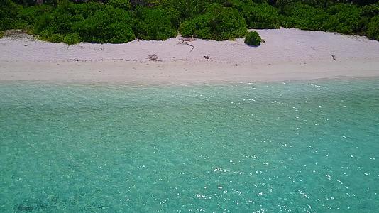 沙巴附近的浅海浪漫旅游喜剧环礁有白色沙滩背景视频的预览图