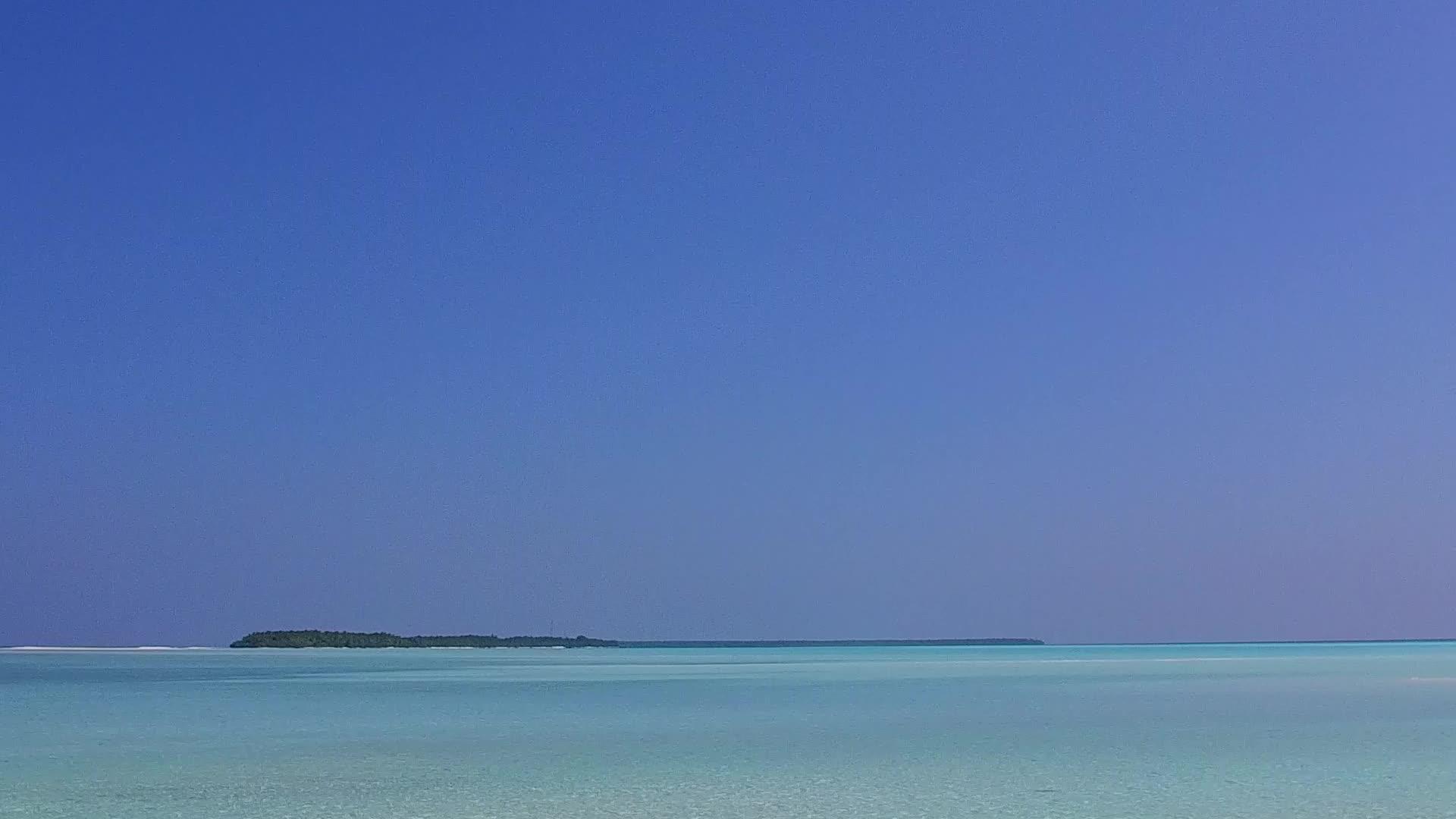 海洋环礁湖海滩旅近的白色海滩的背景下海洋环礁湖海滩旅行视频的预览图