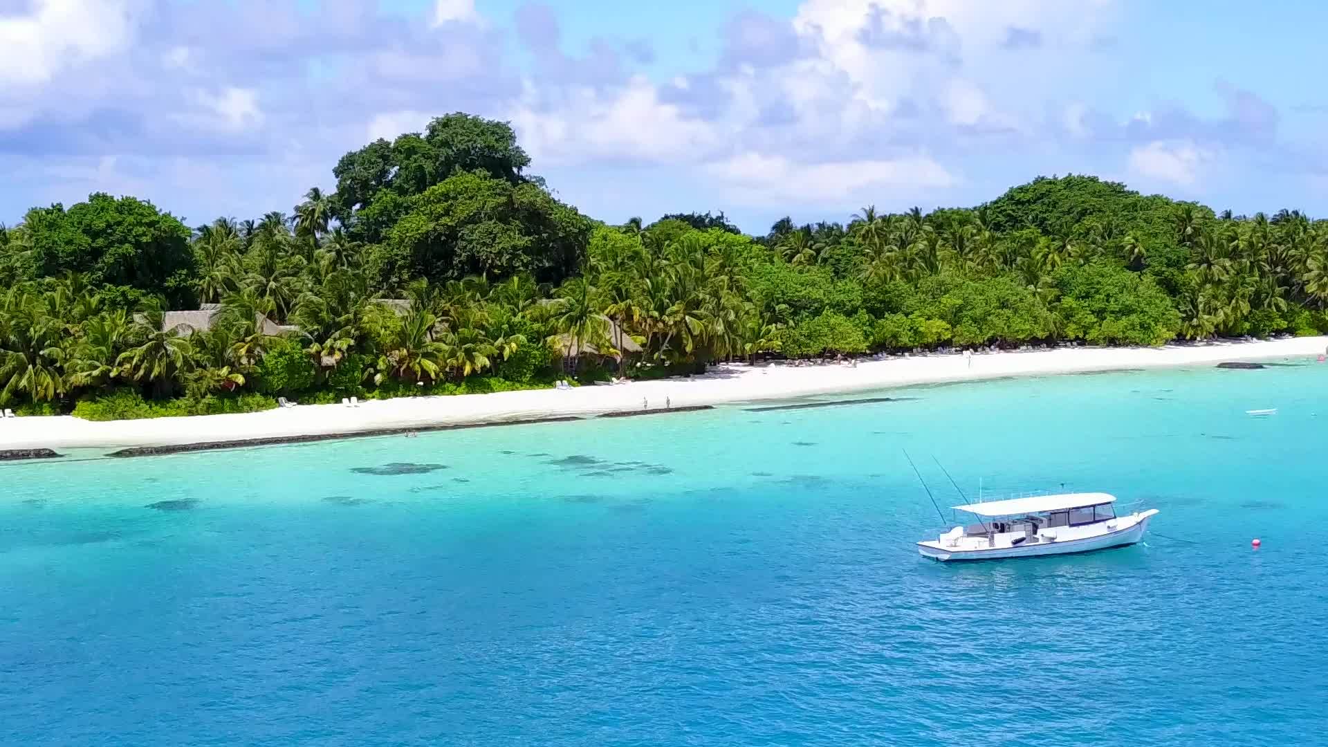 蓝色环礁湖在阳光下清洁了蓝色浅滩上的沙土背景视频的预览图