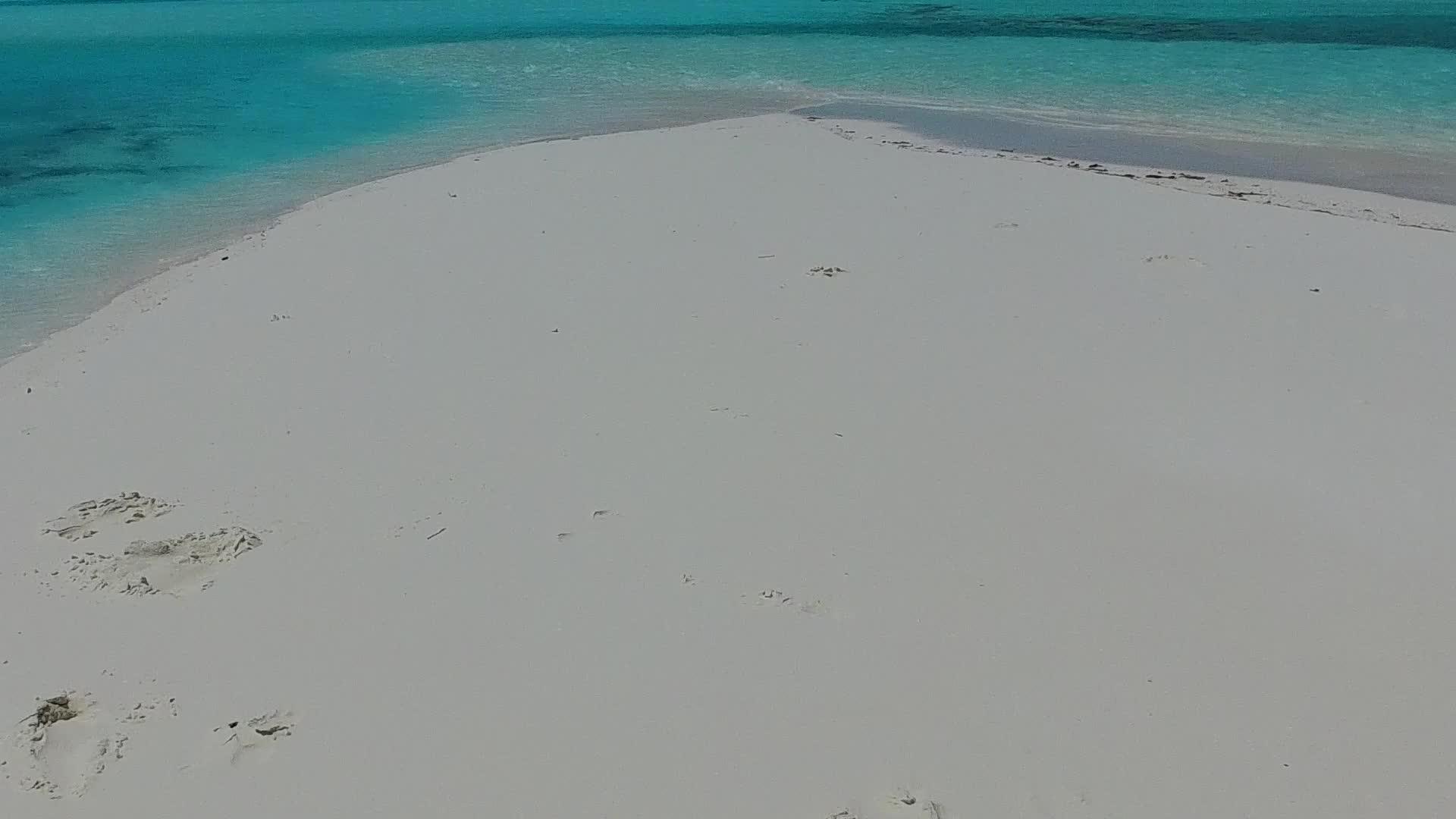 珊瑚礁附近的白沙背景蓝色泻湖宁静的海滩冒险的温暖视频的预览图