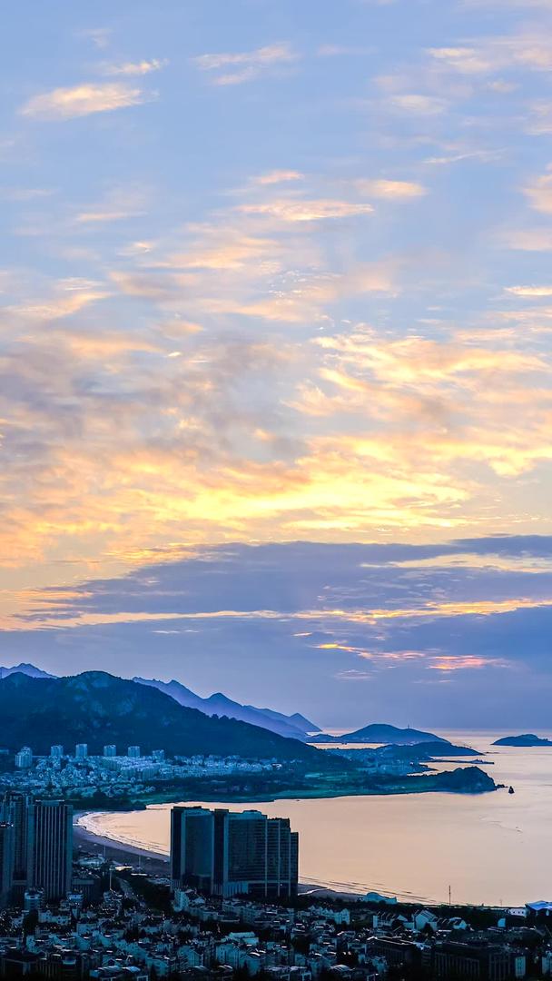延迟城市日出云霞青岛崂山区清晨景观视频的预览图