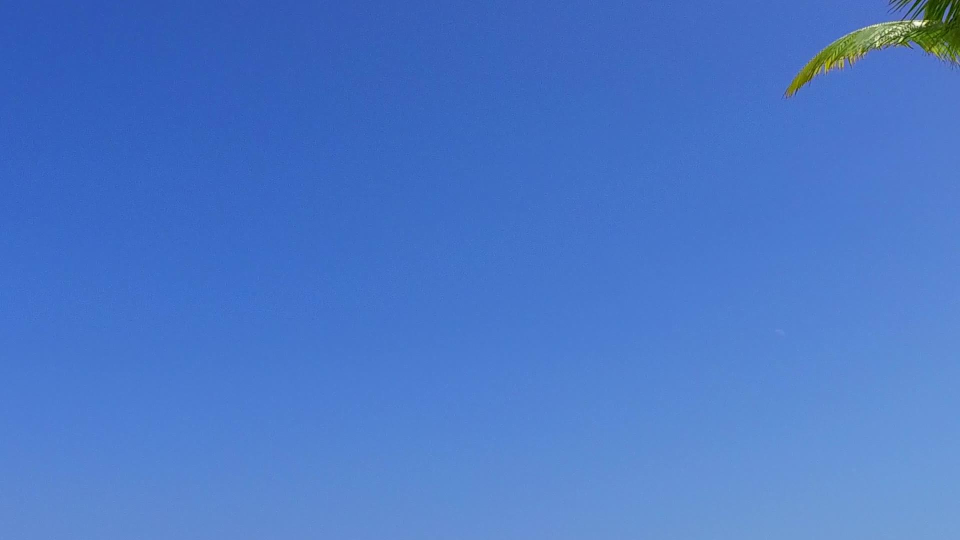 蓝色海滨海洋环礁湖位于度假村附近有一个干净的沙底背景视频的预览图
