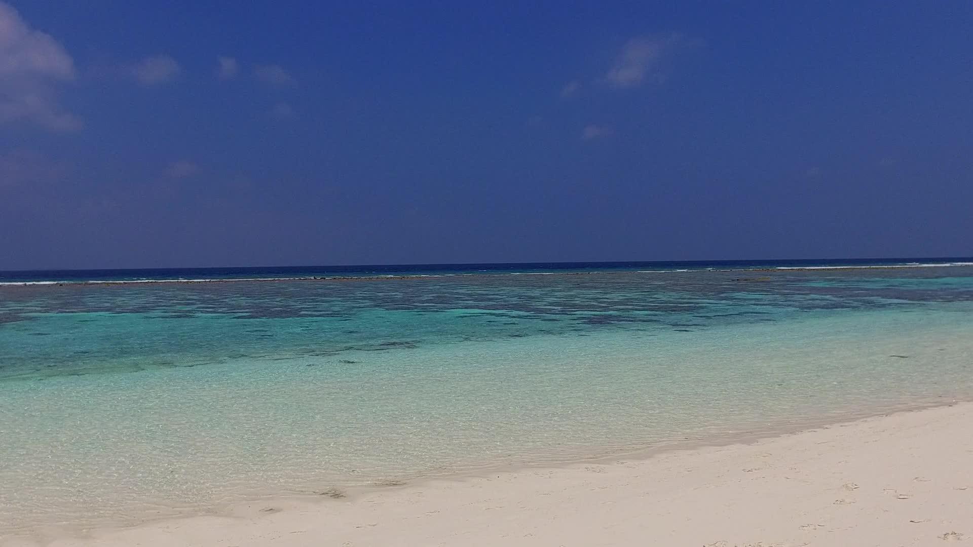 宁静的海滩时间伴随着蓝色的绿色海洋和日落前的浅沙背景视频的预览图