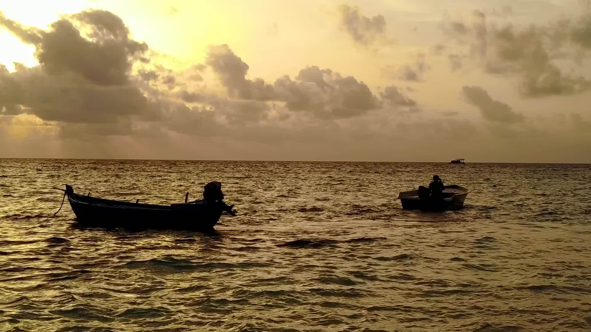 蓝海和日出后干净的沙滩度假背景视频的预览图