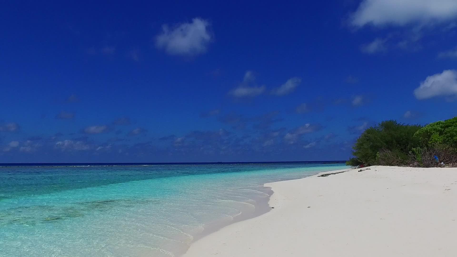 蓝色海洋和珊瑚礁附近的白色沙滩背景美丽的环礁湖海滩时间视频的预览图