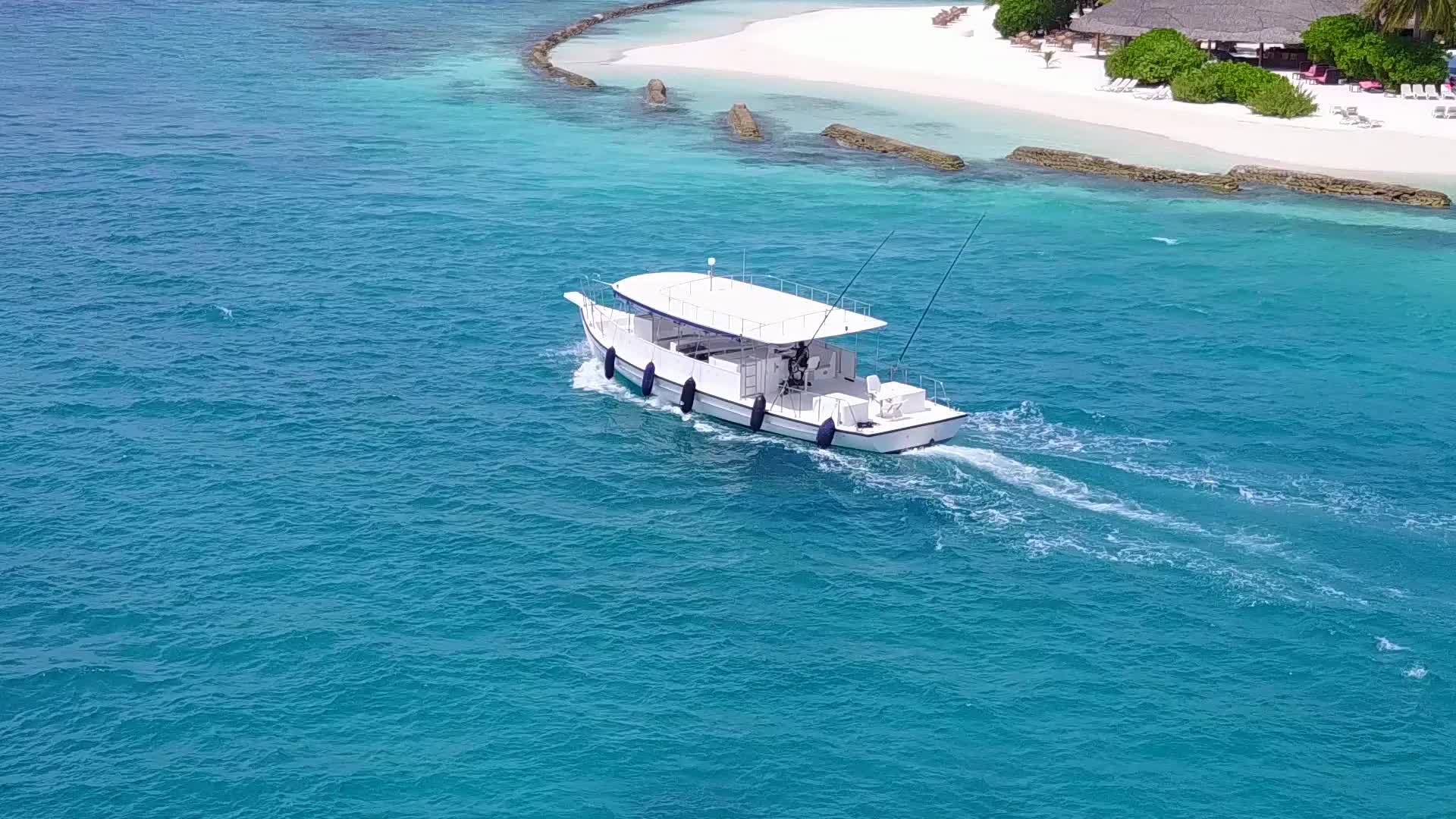 蓝色泻湖和冲浪附近的白色海滩背景完美视频的预览图