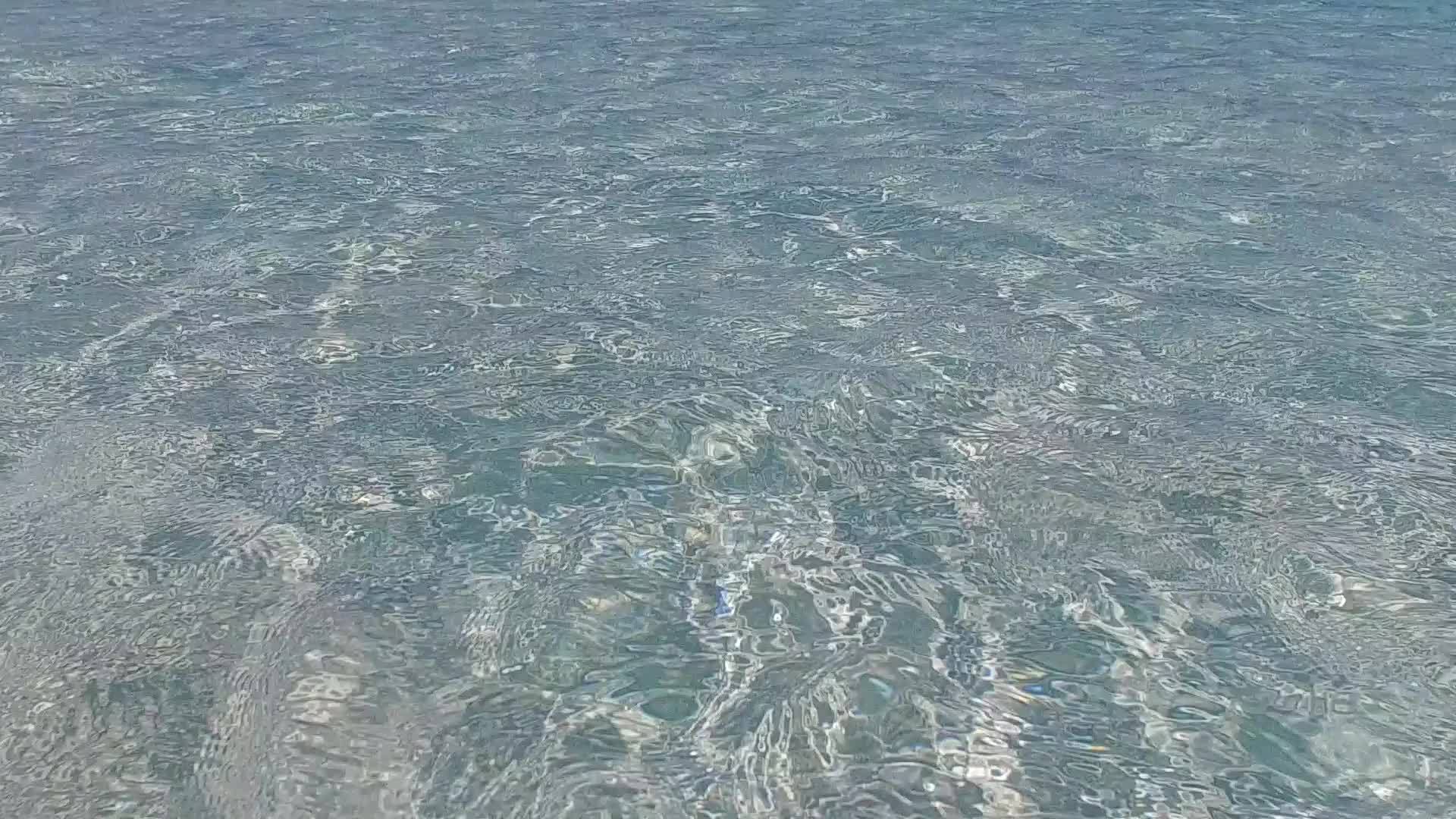 在度假胜地附近阳光明媚的海景以蓝水和白色沙滩为背景视频的预览图