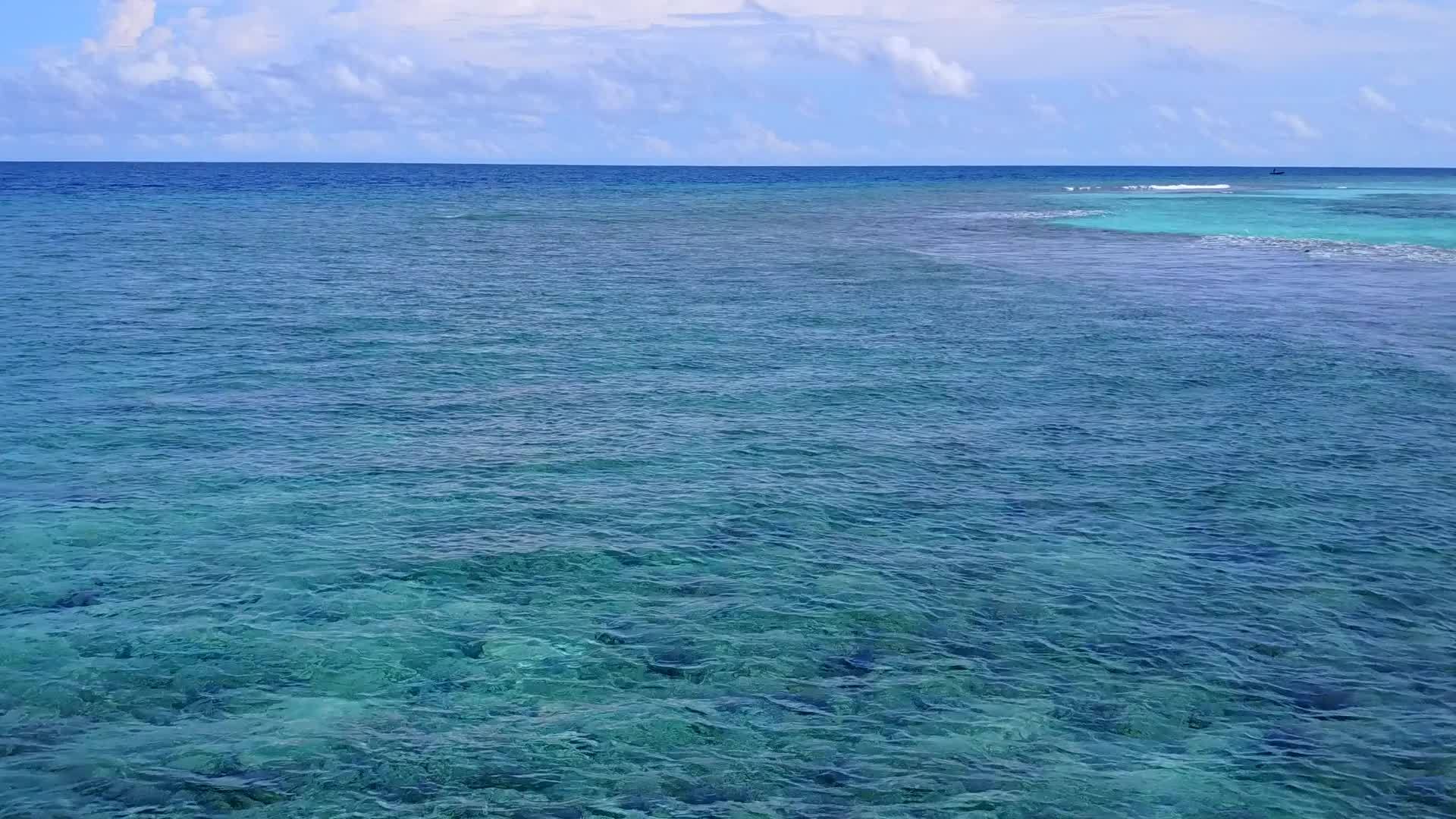 豪华海景海滩度假蓝海和沙洲附近的白沙温暖自然视频的预览图