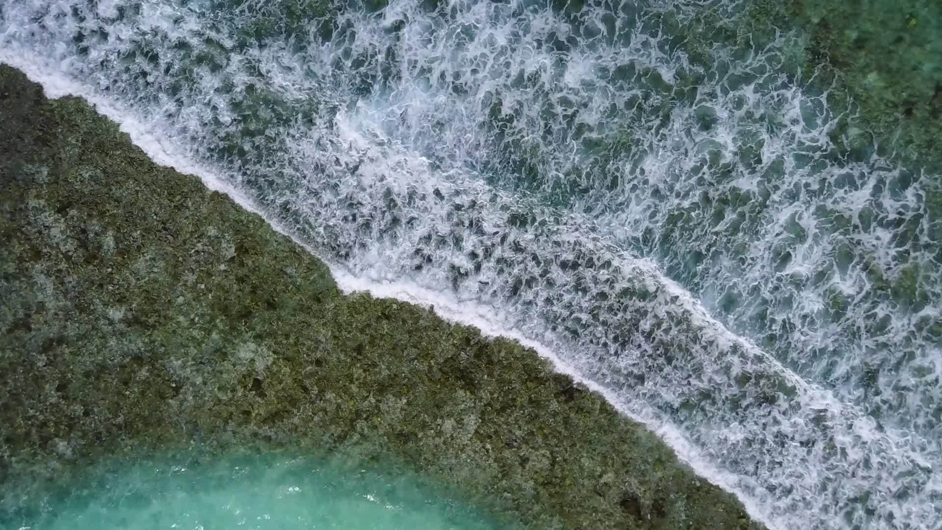 开放海岸海滩的露天景海面附近有透明的白色沙沙背景视频的预览图