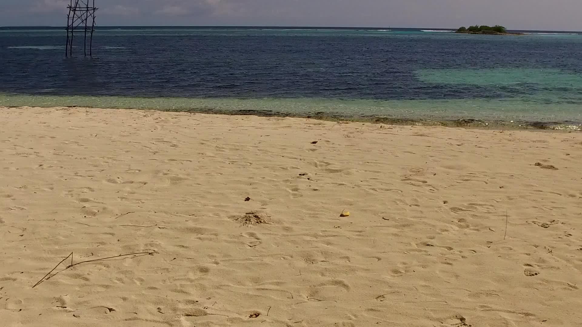 沙巴附近的蓝色水和白色海滩是白色沙滩的海上度假胜地视频的预览图