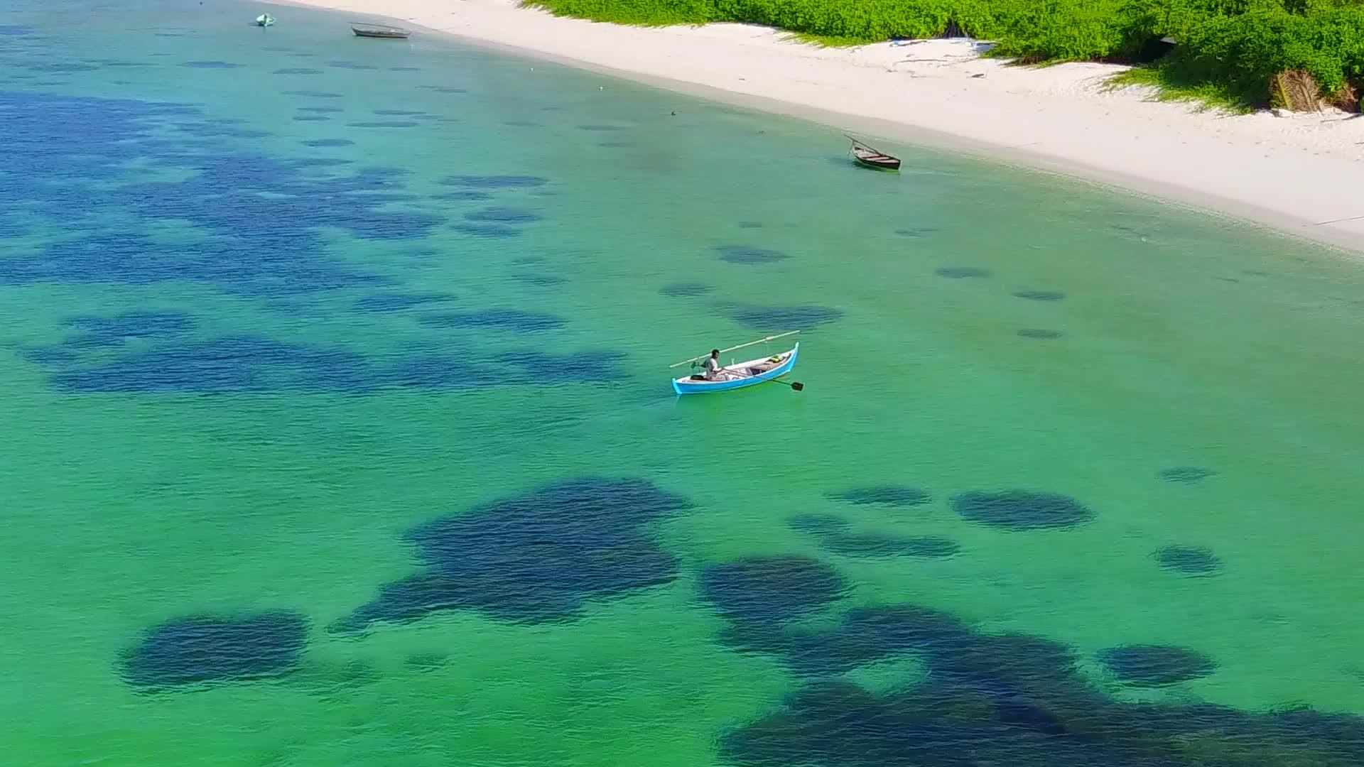 沿着蓝海沿着海滩航行冲浪时白沙背景为白沙视频的预览图