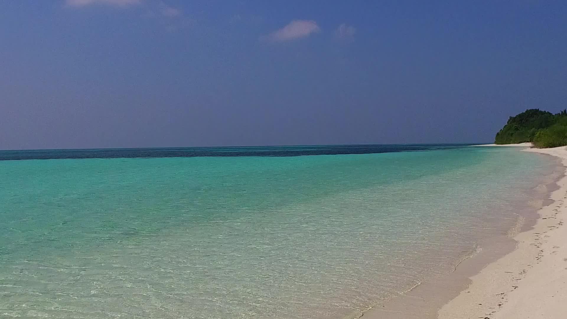 蓝海和日落前的白沙是一个安静的海湾海滩度假村视频的预览图