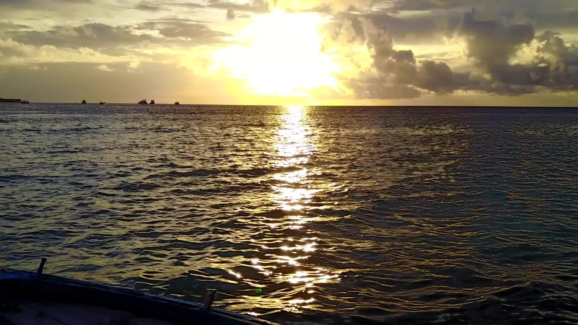 宁静湾海滩假日阳光明媚的海景在度假村附近的白色沙底视频的预览图