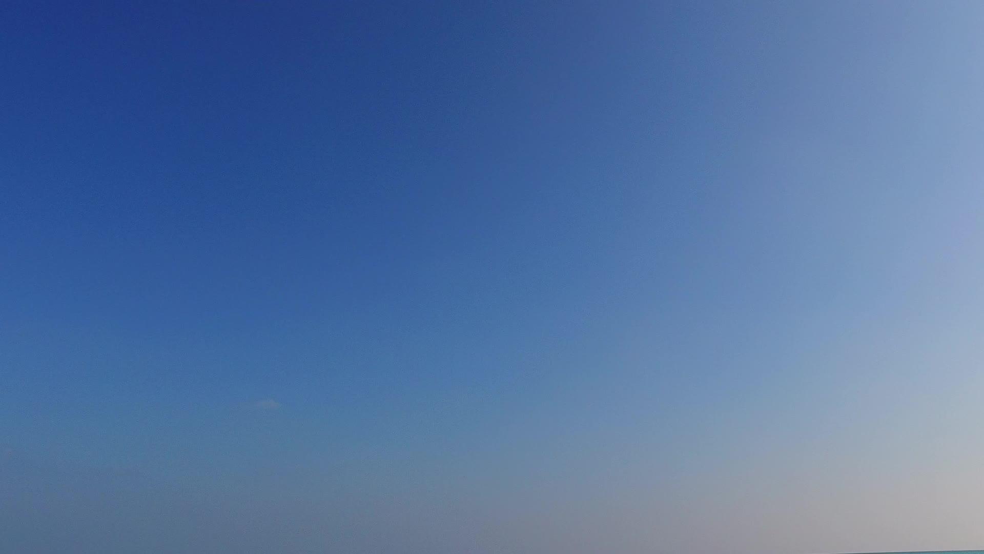 蓝色的海洋和靠近珊瑚礁的白沙背景紧密接近环礁湖海滩假日完美完美视频的预览图
