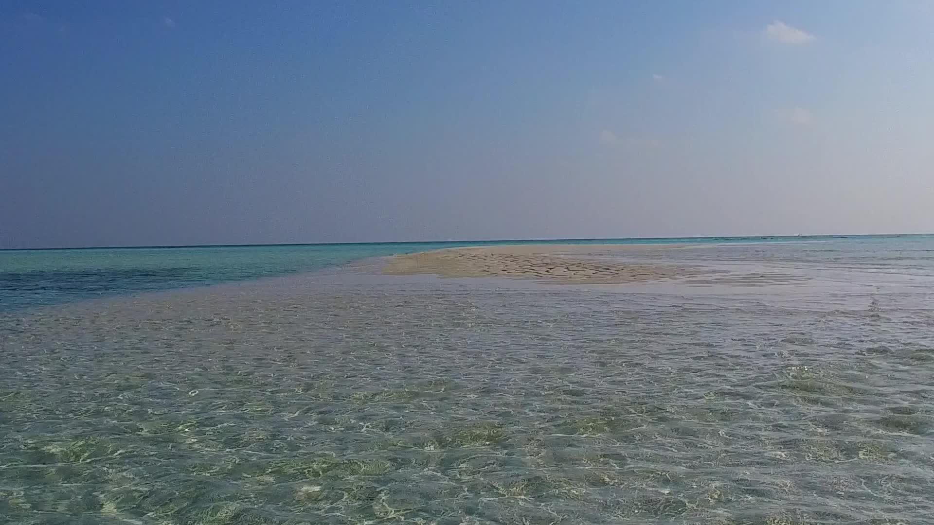 沙洲附近的白沙背景蓝绿色泻湖完美的海滩冒险阳光之旅视频的预览图