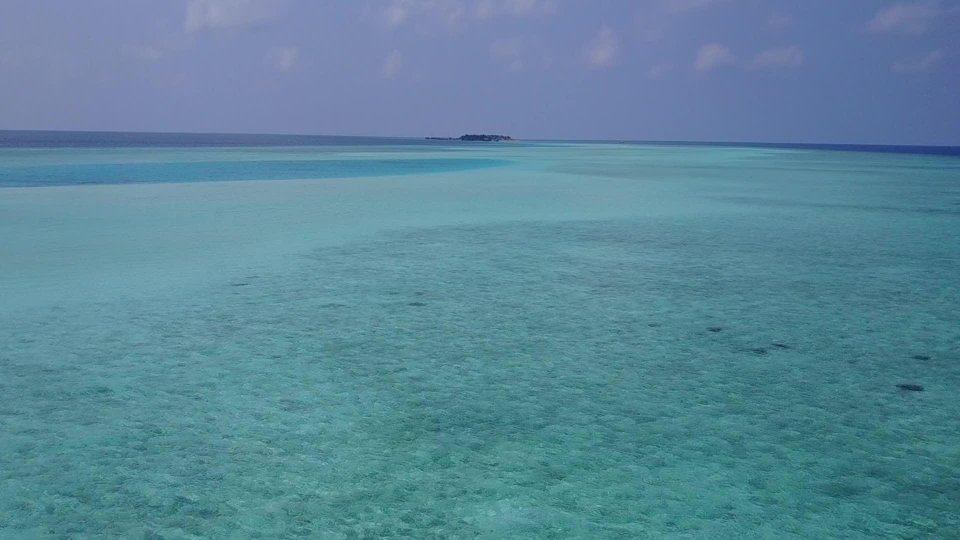 环礁湖和棕榈树附近的白色沙滩背景清晰而安静视频的预览图