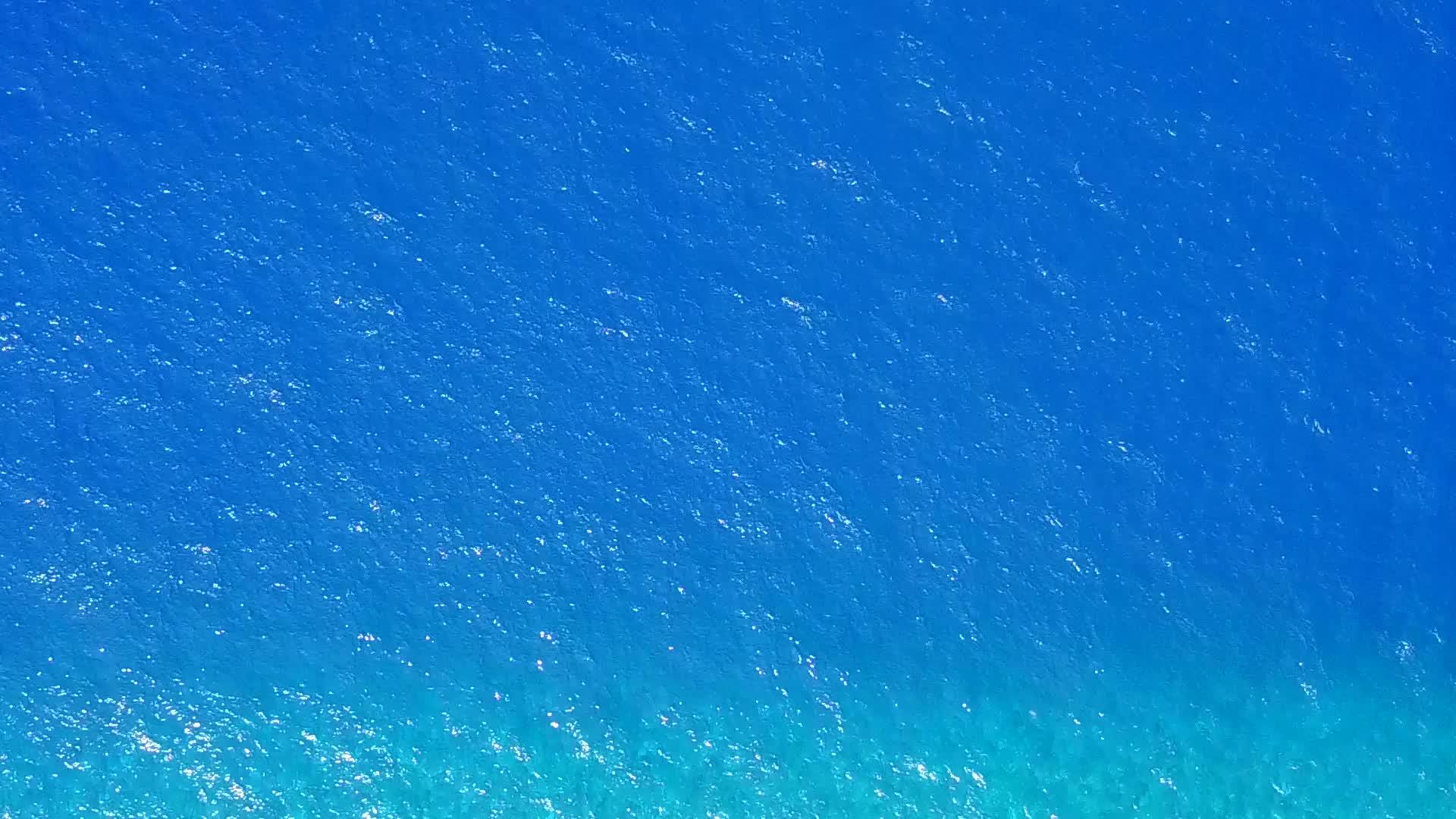 蓝海和白沙的背景是完美的近海海滩航行视频的预览图