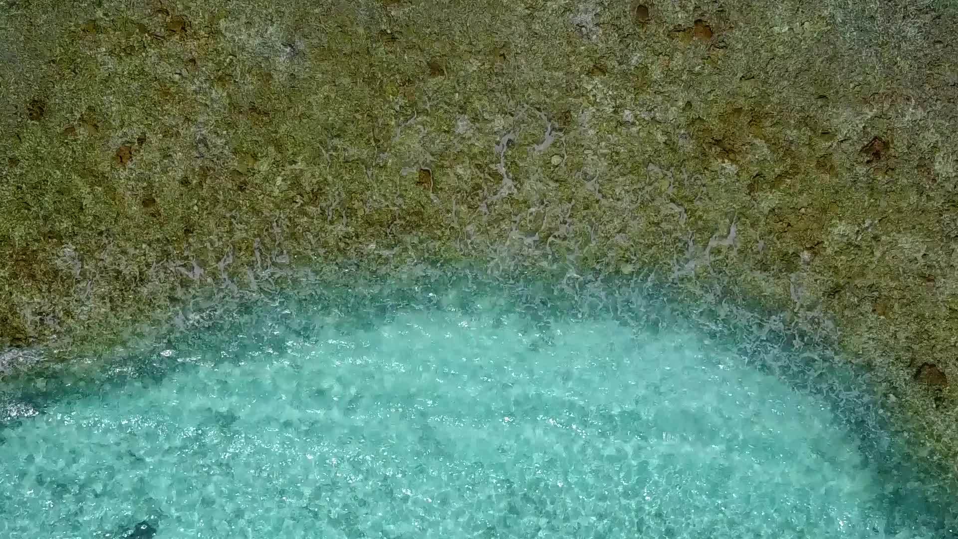 异国情调的度假海滩生活方式蓝绿色的海洋和沙洲附近的白色沙滩视频的预览图