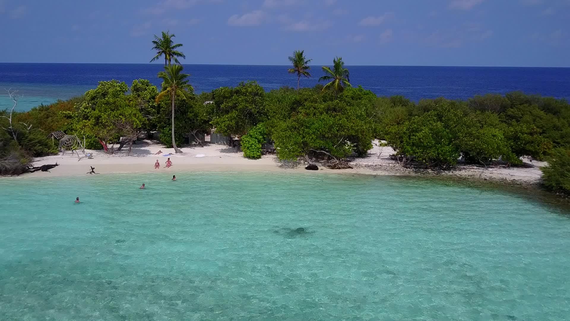 海洋环礁湖海滩宽角景观靠近海面和白沙背景中断视频的预览图