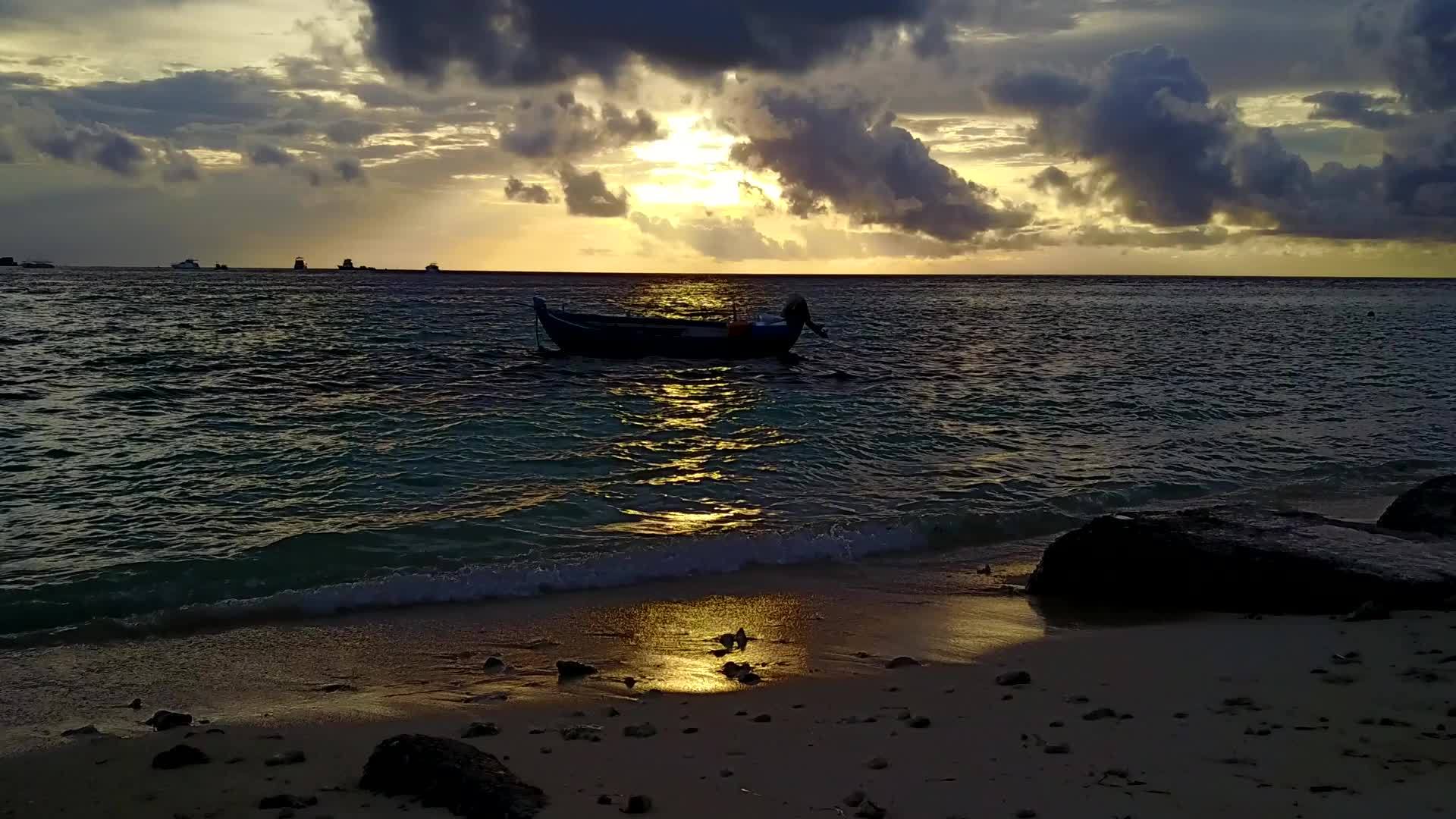 美丽的海湾海滩背景是透明的海面和日出后的白色海滩视频的预览图