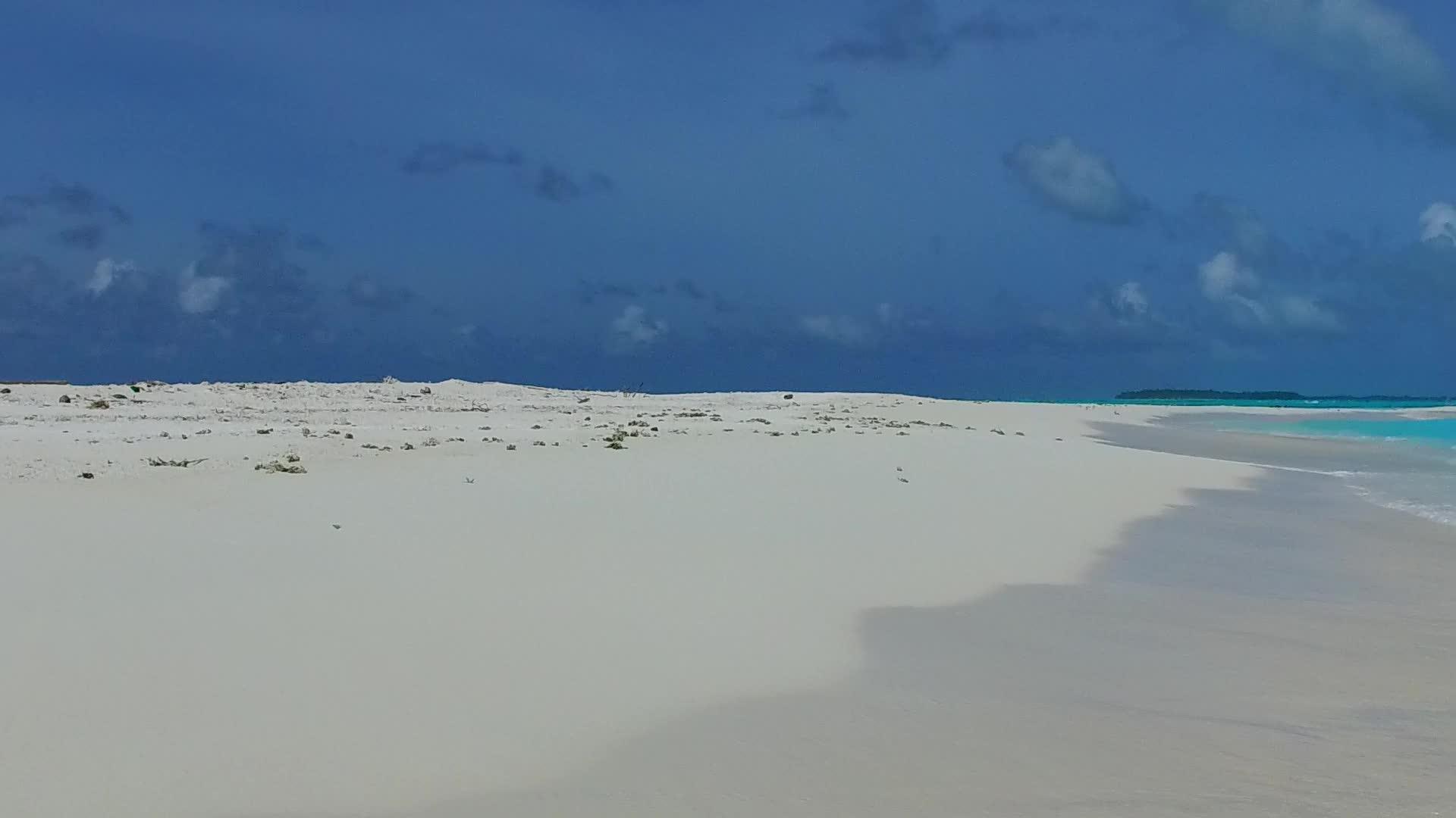 沙洲附近的白沙背景清澈的海洋复制天堂海岸线海滩度假度假视频的预览图