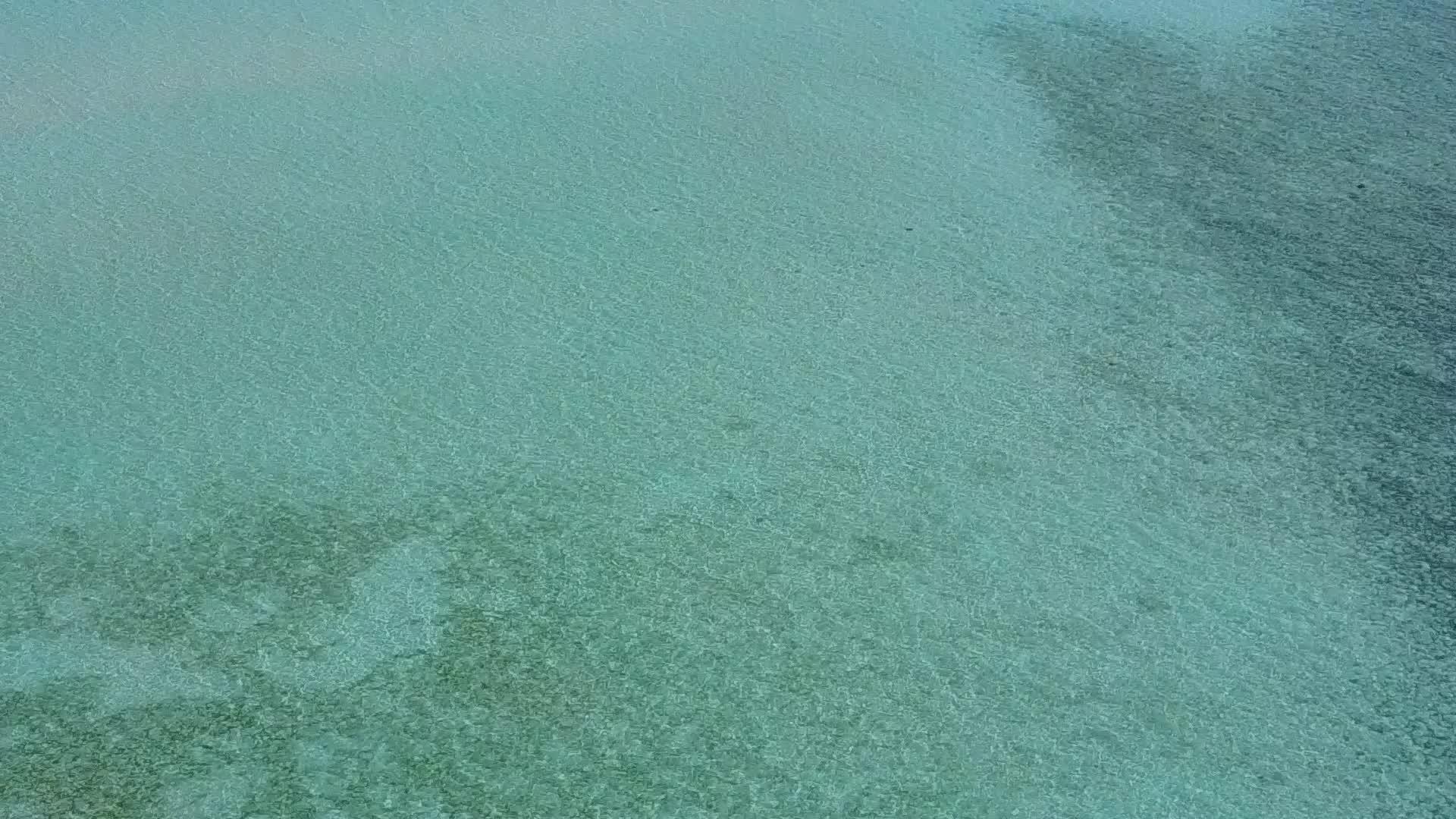 在蓝色的海洋中沙洲附近有干净的沙子背景近距离体验奢华视频的预览图