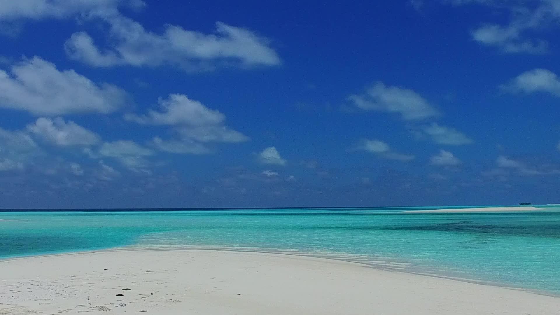 浅环礁湖和白沙背景下美丽的海岸海滩时间浪漫的海洋视频的预览图