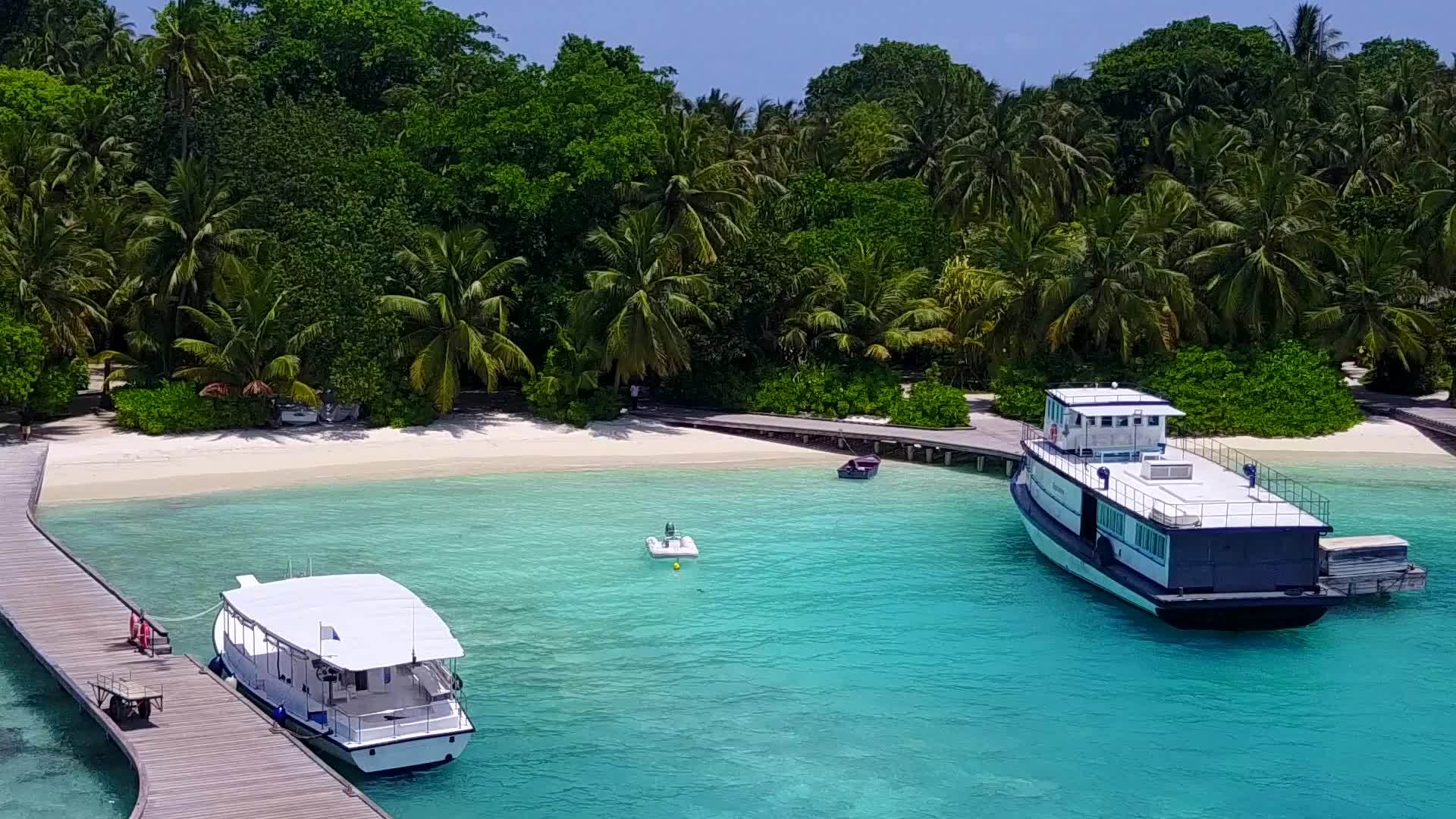 蓝海热带岛屿海滩之旅浪漫天空冲浪附近有白沙背景视频的预览图