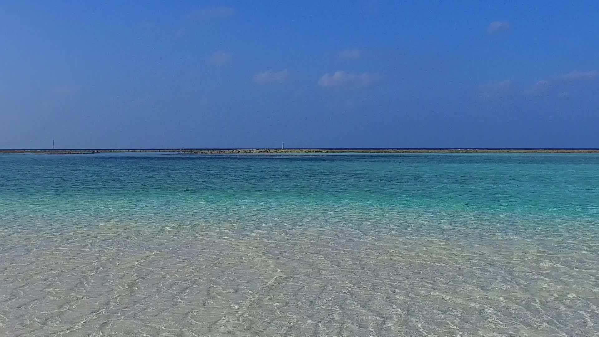 沙洲附近的白沙背景清澈海滩安静阳光质感视频的预览图