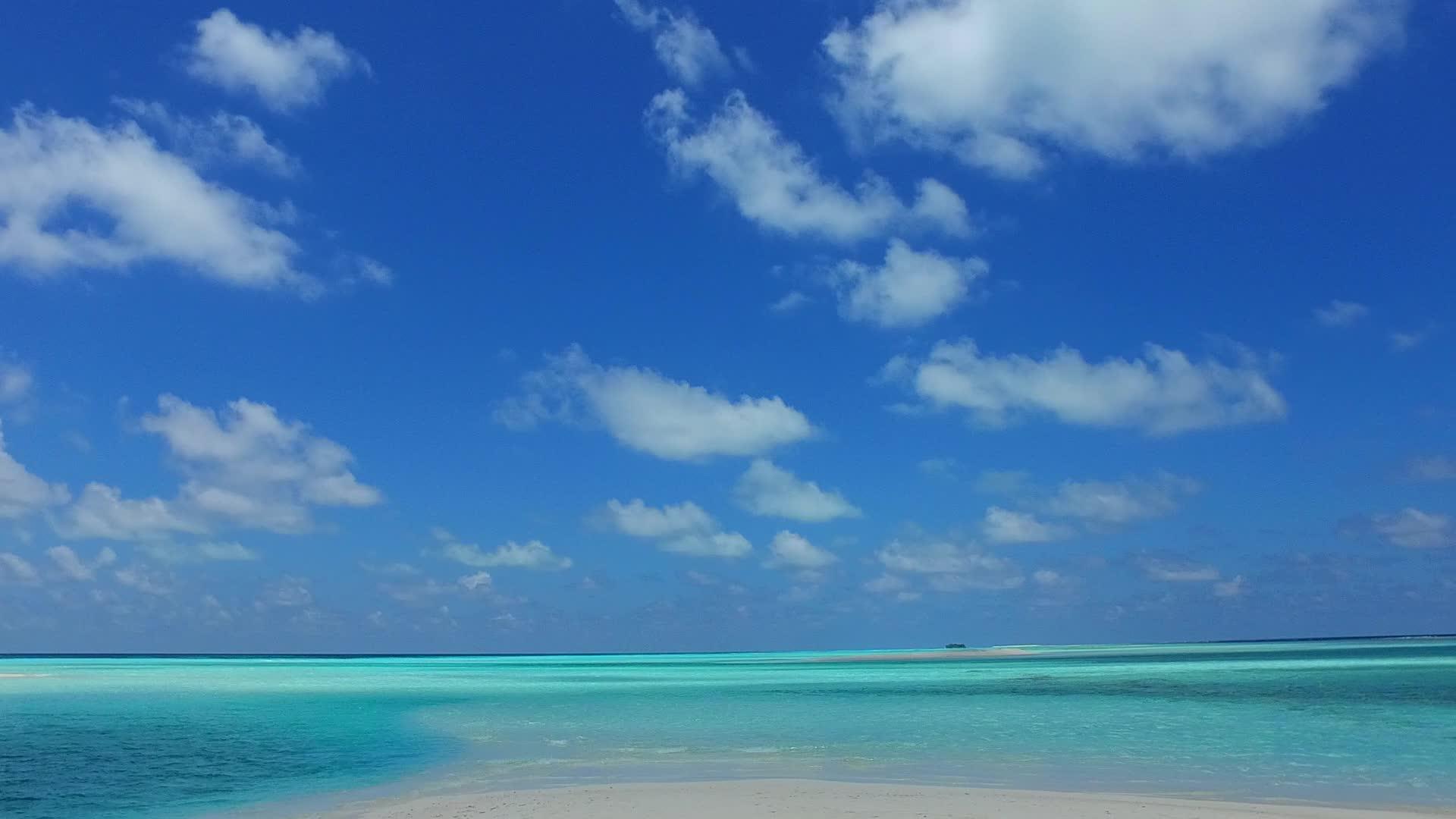 乘坐透明的环礁湖和靠近珊瑚礁的白色海滩背景视频的预览图