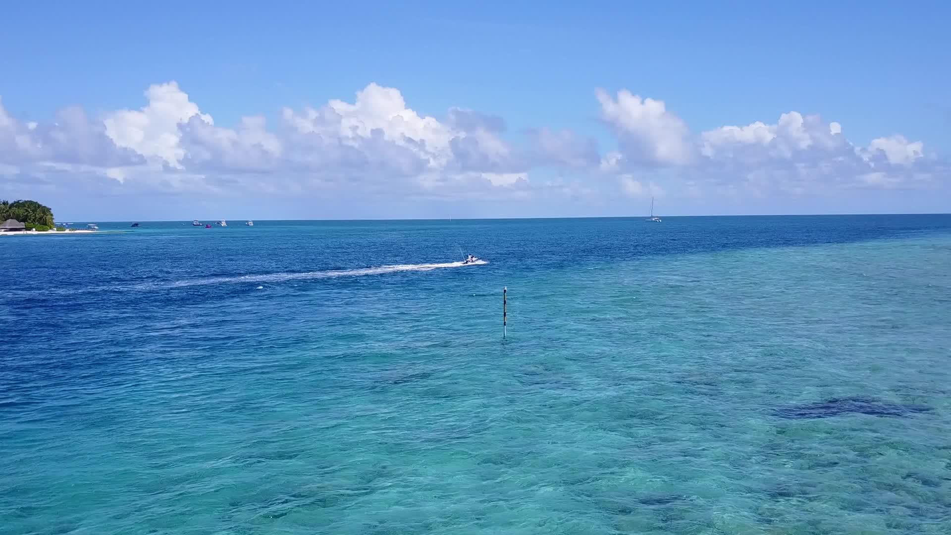 海浪附近有绿松礁环礁湖背景为白色沙子温暖温暖视频的预览图