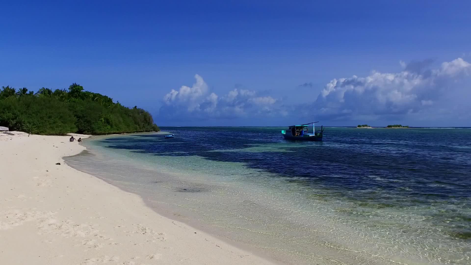 蓝海和日落前白沙背景的完美海岸海滩生活方式视频的预览图