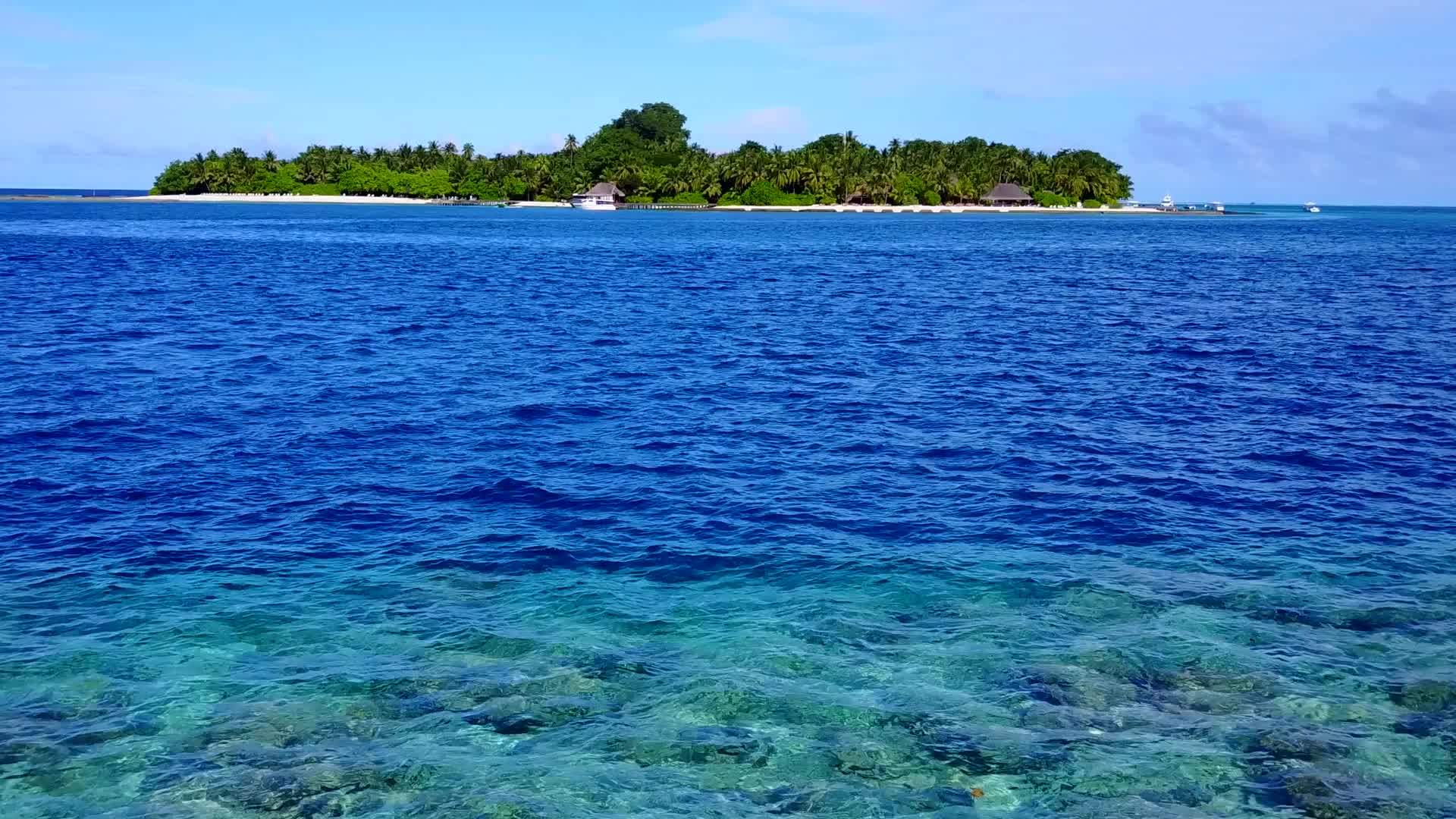 美丽的夏季度假胜地海滩被绿松环礁湖冲浪附近视频的预览图