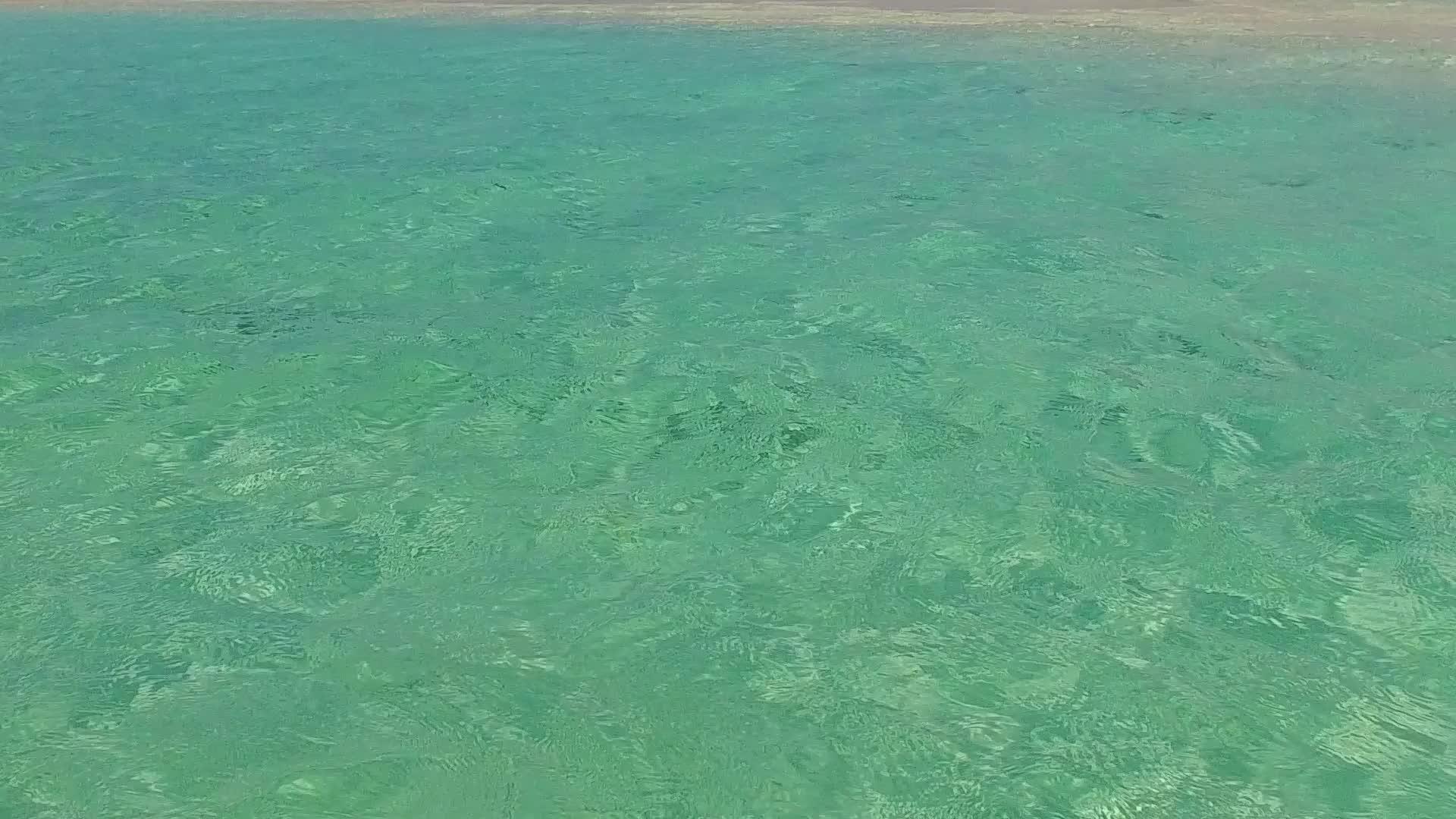 阳光明媚的环礁湖海滩完美的生活方式日出后的透明水视频的预览图