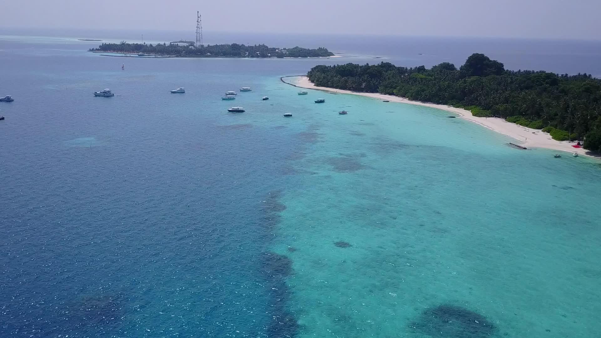 沙洲附近有一个干净的沙质背景岛上海滩时空的海景视频的预览图